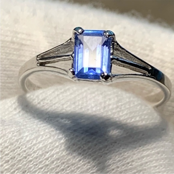 Beautiful Ceylon Sapphire White Gold Ring - Picture 9 of 11